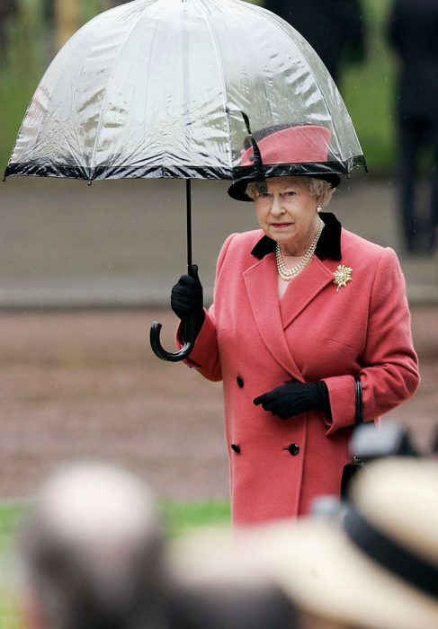 Reina Isabel II combinando sus paraguas con sus outfits de diferentes colores 