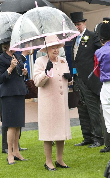 Reina Isabel II combinando sus paraguas con sus outfits de diferentes colores 