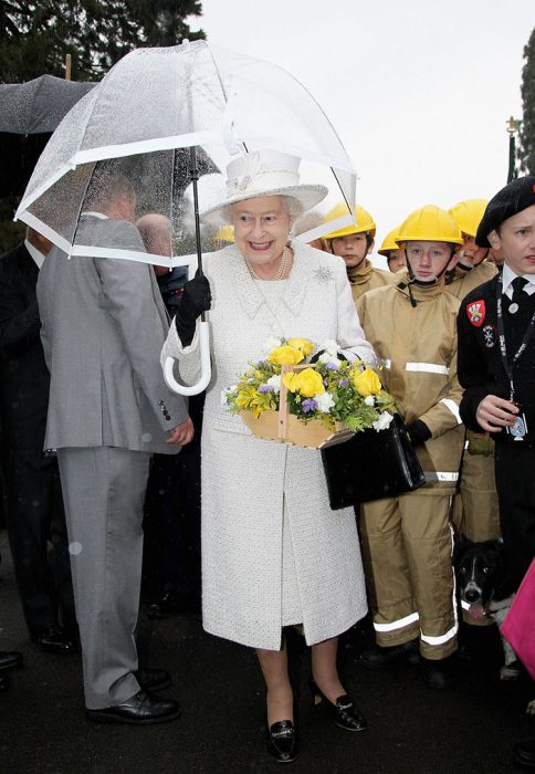 Reina Isabel II combinando sus paraguas con sus outfits de diferentes colores 