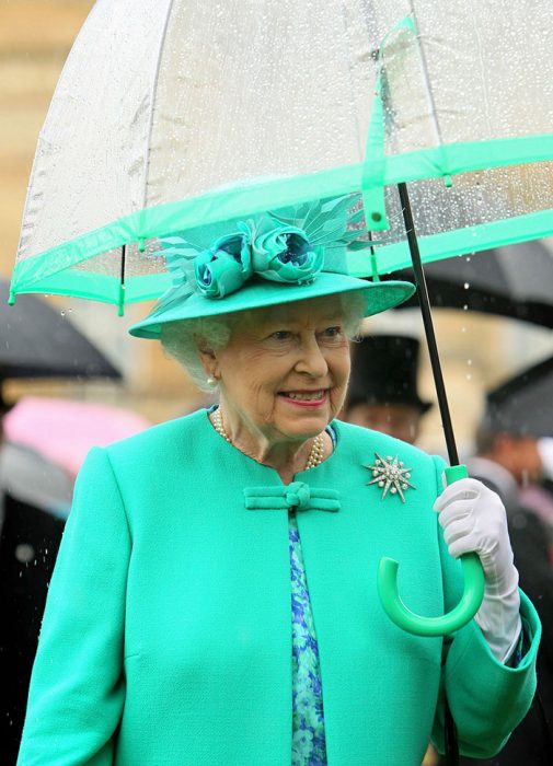 Reina Isabel II combinando sus paraguas con sus outfits de diferentes colores 