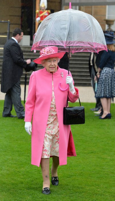 Reina Isabel II combinando sus paraguas con sus outfits de diferentes colores 