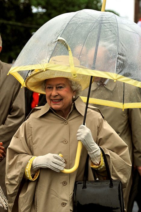 Reina Isabel II combinando sus paraguas con sus outfits de diferentes colores 