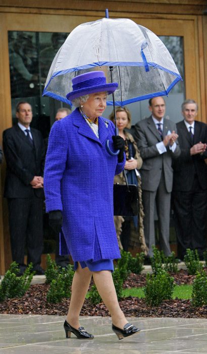 Reina Isabel II combinando sus paraguas con sus outfits de diferentes colores 