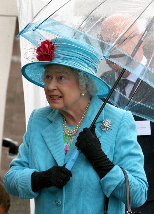 Reina Isabel II combinando sus paraguas con sus outfits de diferentes colores 