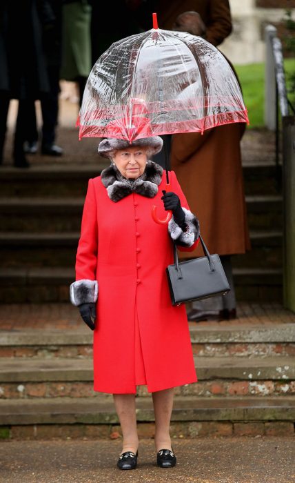 Reina Isabel II combinando sus paraguas con sus outfits de diferentes colores 