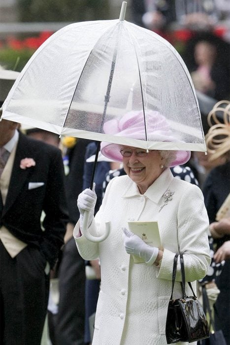 Reina Isabel II combinando sus paraguas con sus outfits de diferentes colores 