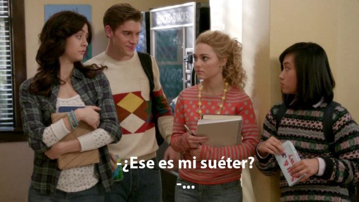 Grupo de chicos en el pasillo de la escuela