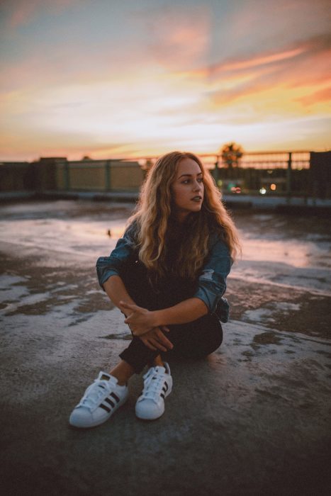 chica mirando el horizonte