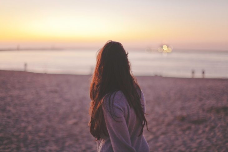 chica caminando en la playa 