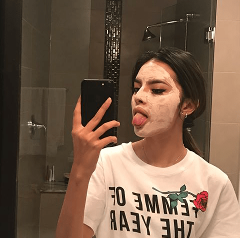 Chica aplicandose una mascarilla natural en el rostro 