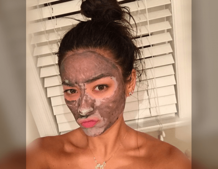 Chica aplicandose una mascarilla natural en el rostro 