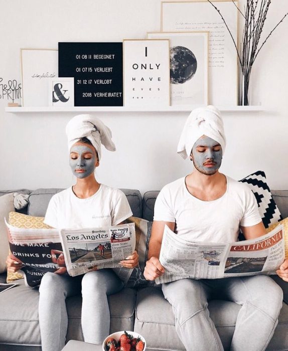 pareja de novios con mascarilla 