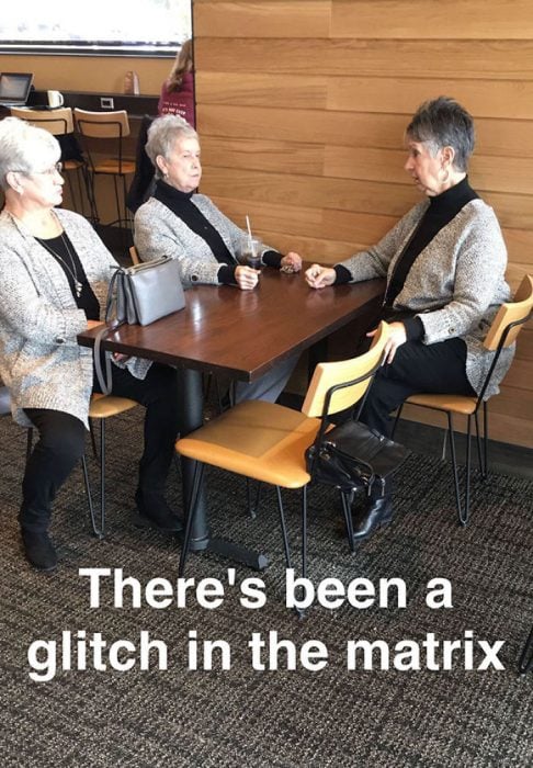 3 mujeres mayores que visten exactamente igual