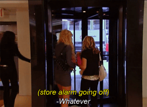 Kim Kardashian saliendo por la puerta trasera de una tienda