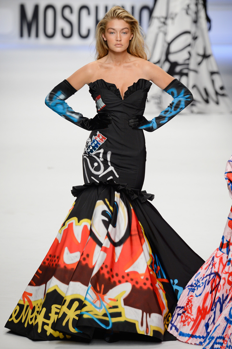 Gigi Hadid usando un vestido de Moschimo