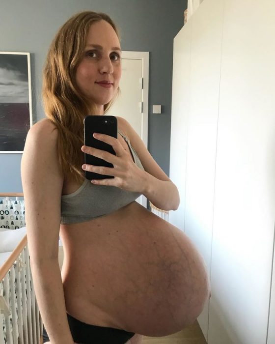 Mujer embarazada de trillizos tomandose una selfie