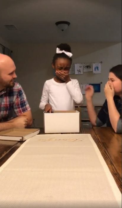 Reacción de una niña qeu descubrió que sería adoptada 