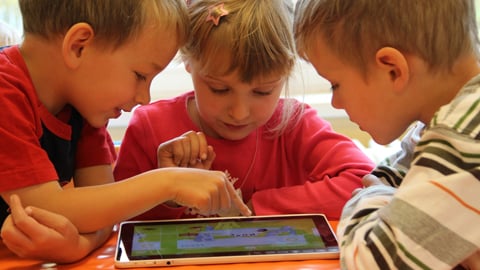 Niños jugando con una tablet 