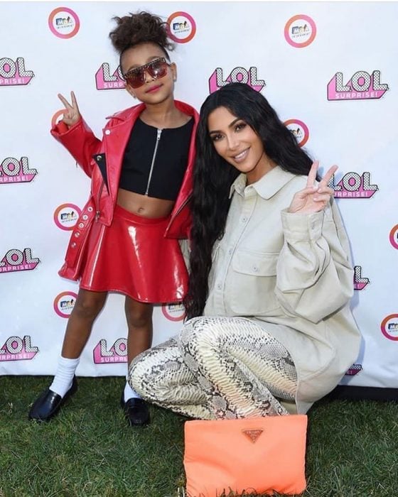 Kim kardashian abrazando a su hija durante el evento LOL Surprice 