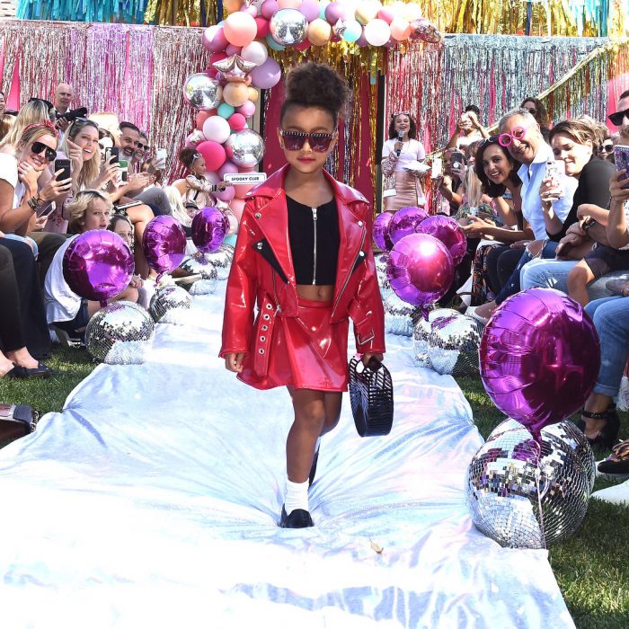 North West desfilando durante el evento de LOL sURPRICE 