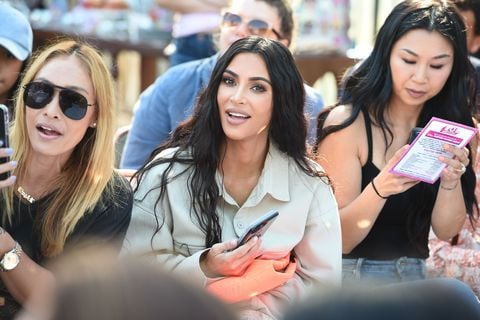 Kim Kardashian sentada en la primera fila del evento lol surprice 
