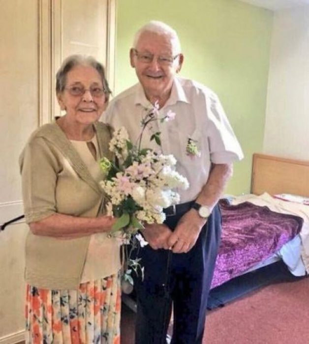 Pareja de abuelitos renovando sus votos