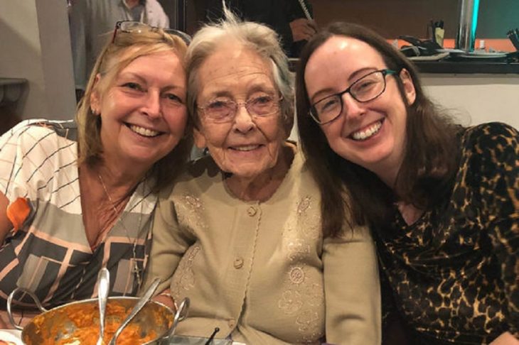 Tres mujeres sonriendo