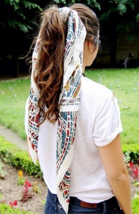 Chica usando una mascada en el cabello para sujetar su pelo