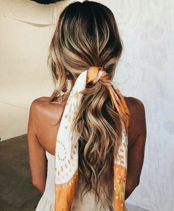 Chica usando una mascada en el cabello para sujetar su pelo