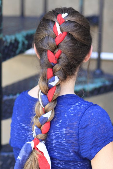 Chica usando una mascada en el cabello para sujetar su pelo