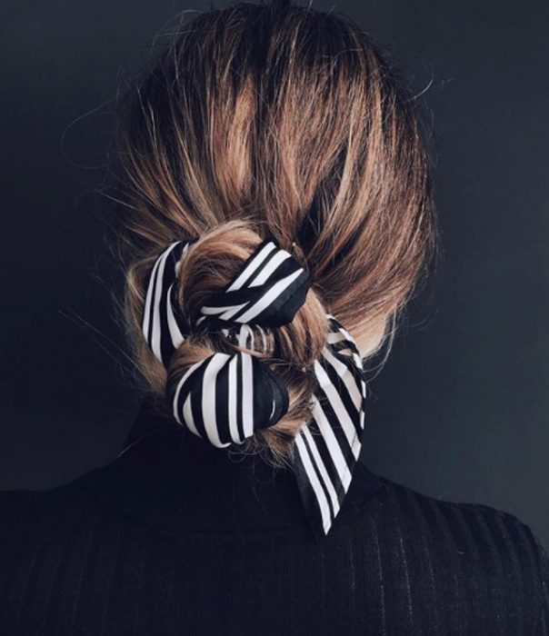 Chica usando una mascada en el cabello para sujetar su pelo