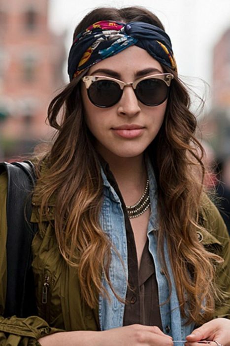 Chica usando una mascada en el cabello para sujetar su pelo