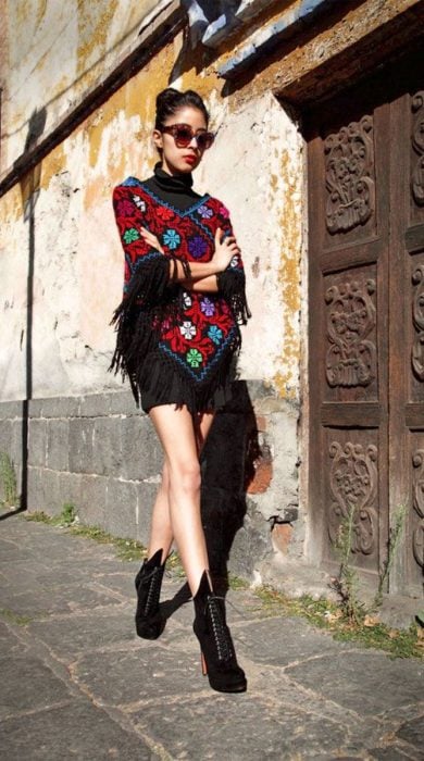 Chica con una vestimenta típica de México 