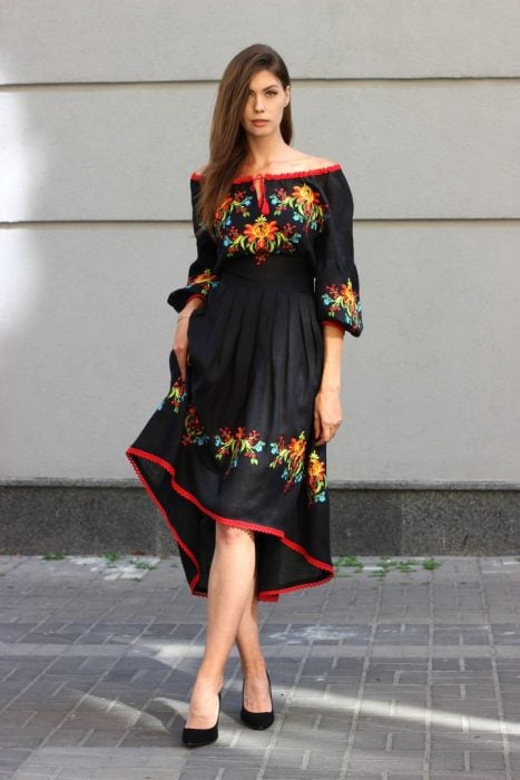Chica con una vestimenta típica de México 