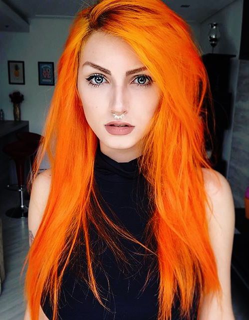 Chica con el cabello largo y teñido de color naranja 