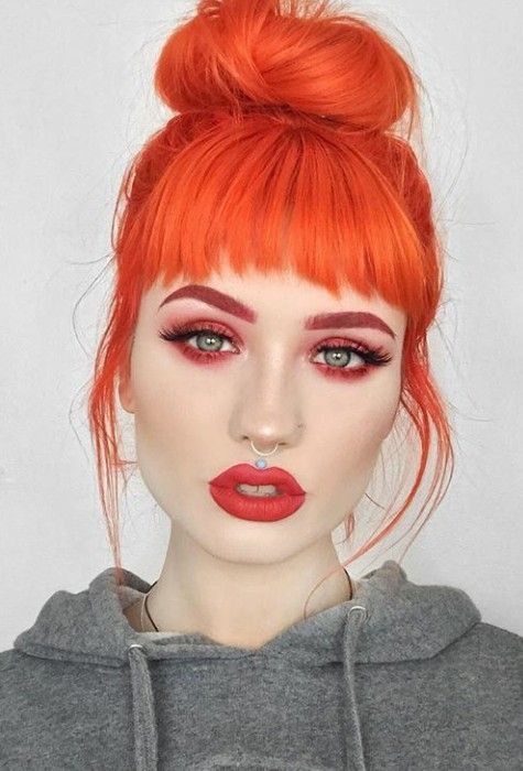 Chica con el cabello largo y teñido de color naranja 