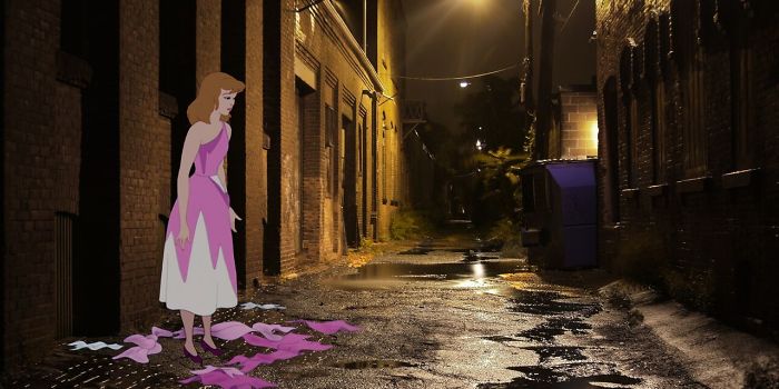 Cenicienta con el vestido degarrado en un callejón 