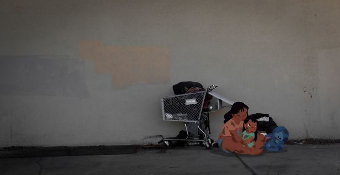 Nany y Lilo sentadas junto a un carro en la calle 