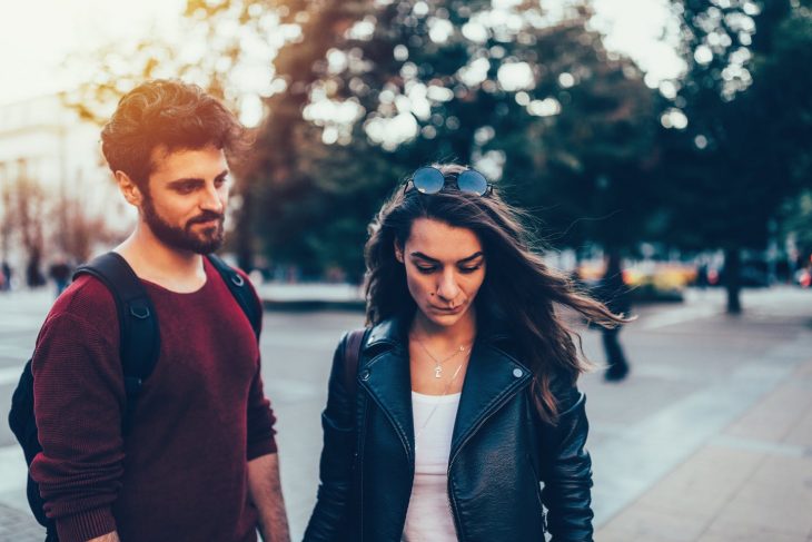 Pareja infeliz en la calle