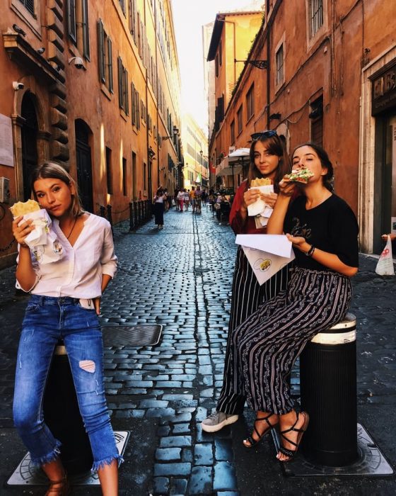 chicas comiendo en la calle 