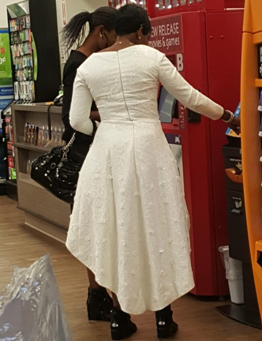 Mujer usando su vestido de novia mientras está en el supermercado 