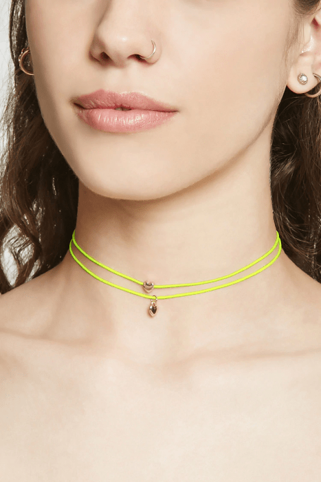 mujer y cuello con choker color amarillo neón