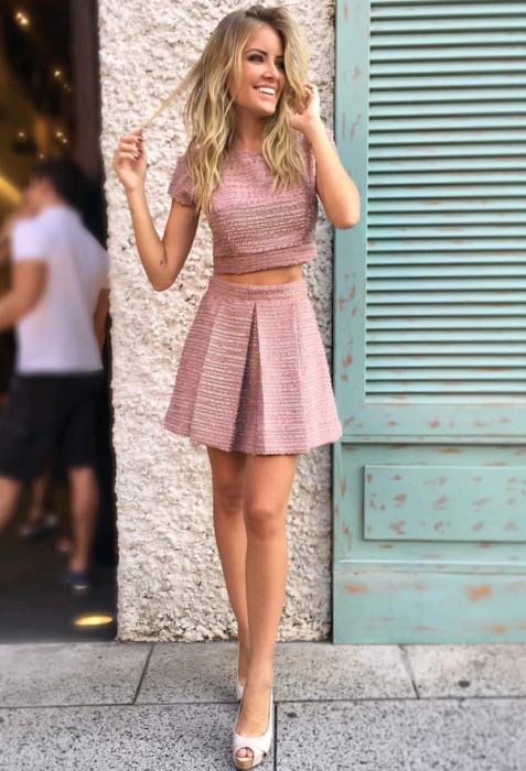 Chica usando un vestido de color rosa de dos piezas 