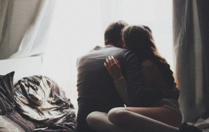 Pareja melancólica abrazada