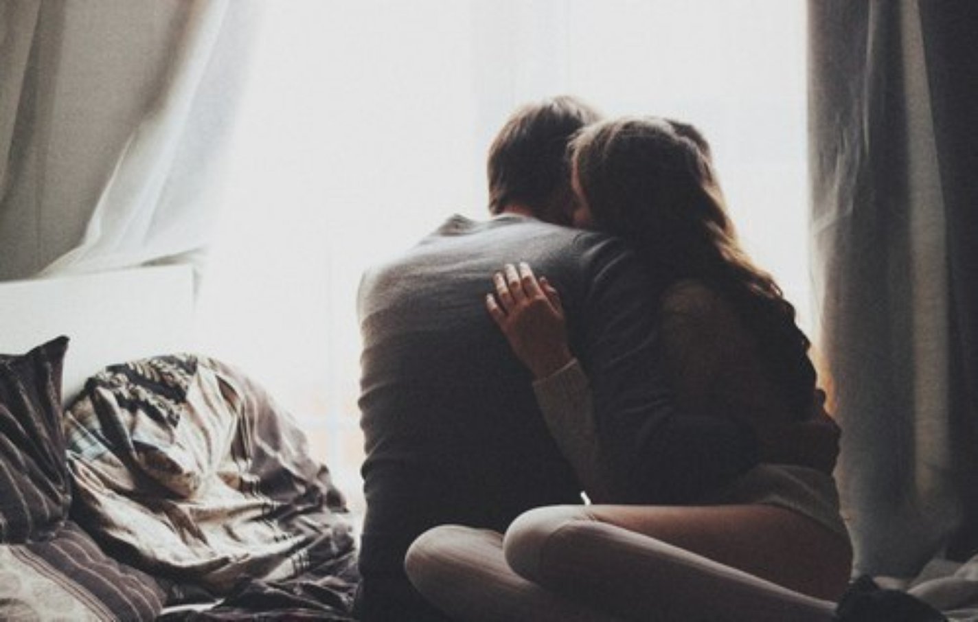 Pareja melancólica abrazada