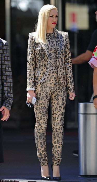 mujer con pantalón y saco de leopardo