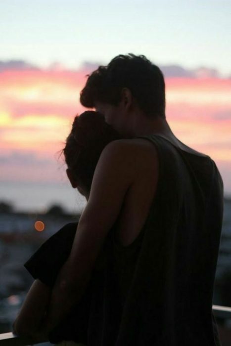 Pareja abrazada