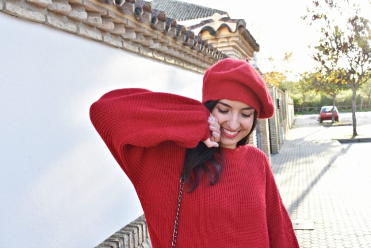 mujer con sueter rojo y boina roja 