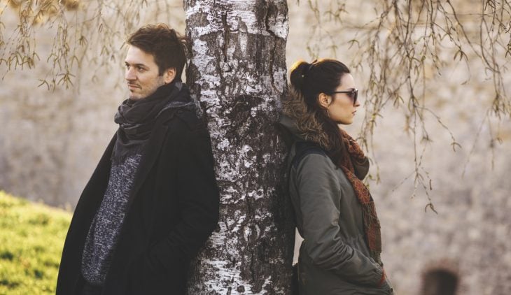 Pareja infeliz en un árbol
