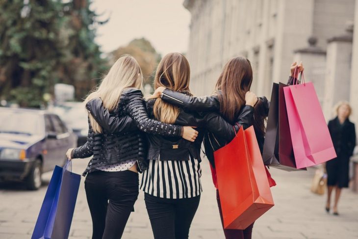 chicas de compras 